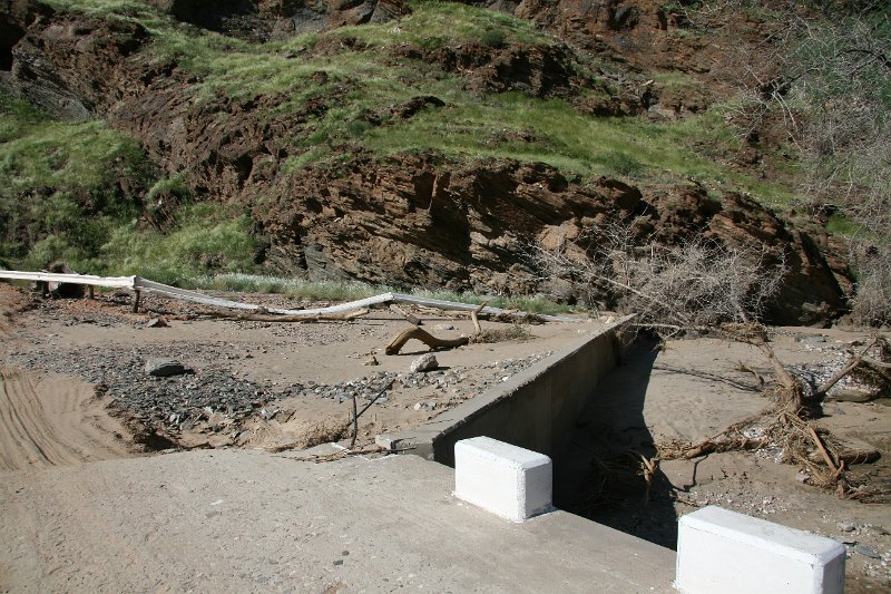 Namibia_2009_421_slr_2009-03-17_009.jpg - Hochwasserschäden Brücke