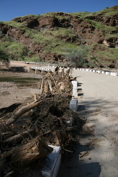 Namibia_2009_428_slr_2009-03-17_006.jpg - Hochwasserschäden Brücke
